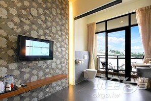 Habitación doble estándar | Área de sala de estar | Televisión LCD 