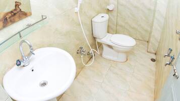 Kamar Single Deluks | Kamar mandi | Shower, perlengkapan mandi gratis,  dan handuk