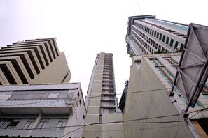 Vista frontal de la propiedad