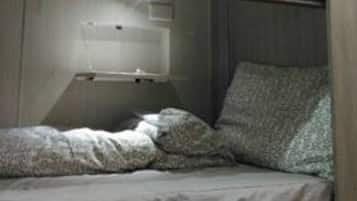 Peti besi dalam bilik, langsir/tirai gelap terus, Wi-fi percuma