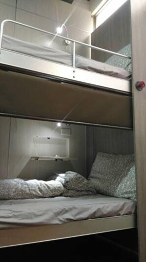Caja de seguridad en la habitación, cortinas blackout y wifi gratis 