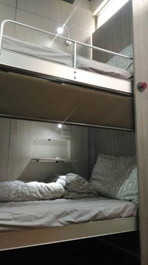 客房内保险箱、遮光窗帘、免费 WiFi、床单