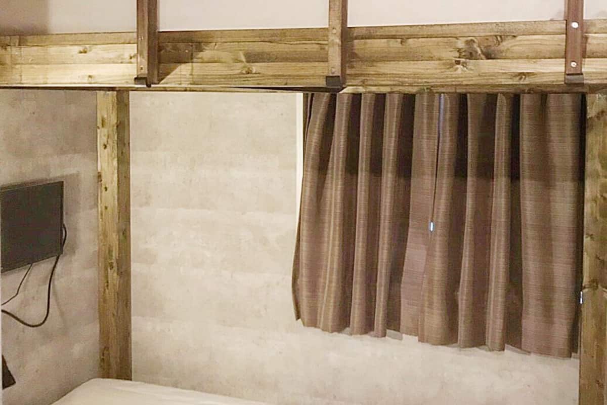 Twin Room (with Shower Room) | Gebar bulu kapas, peti besi dalam bilik, meja