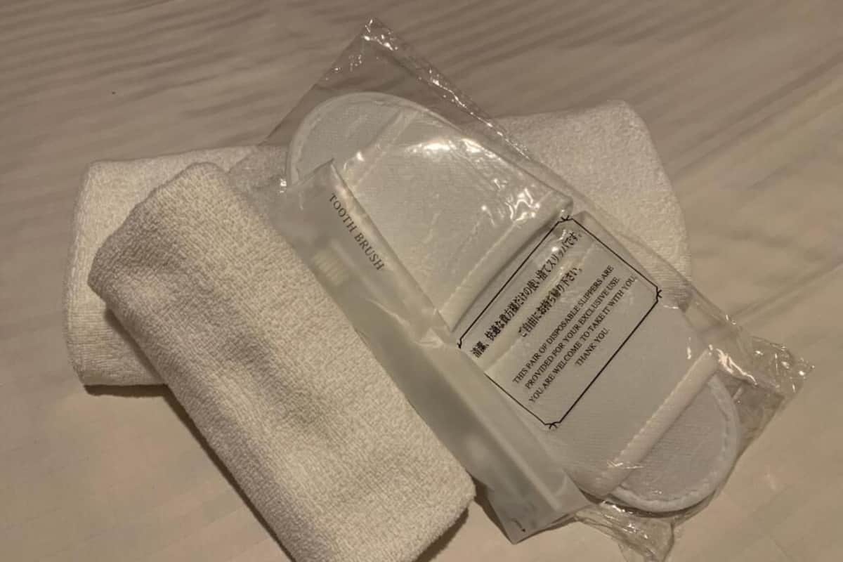 Gebar bulu kapas, peti besi dalam bilik, meja