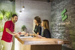 Reception - e-hostel Shinsaibashi (Osaka)