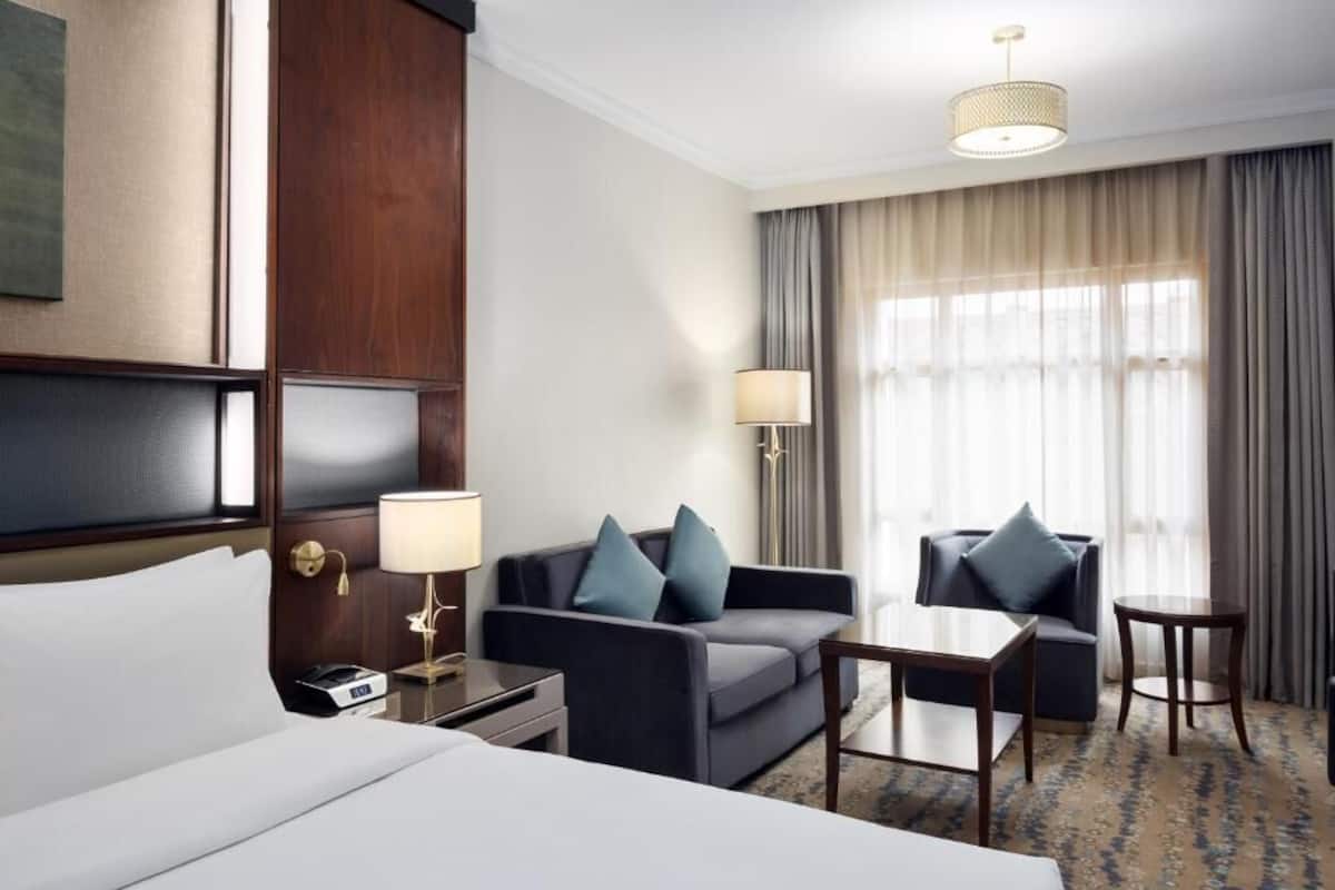 Minibar, két bảo mật tại phòng, bàn, bàn ủi/dụng cụ ủi quần áo 