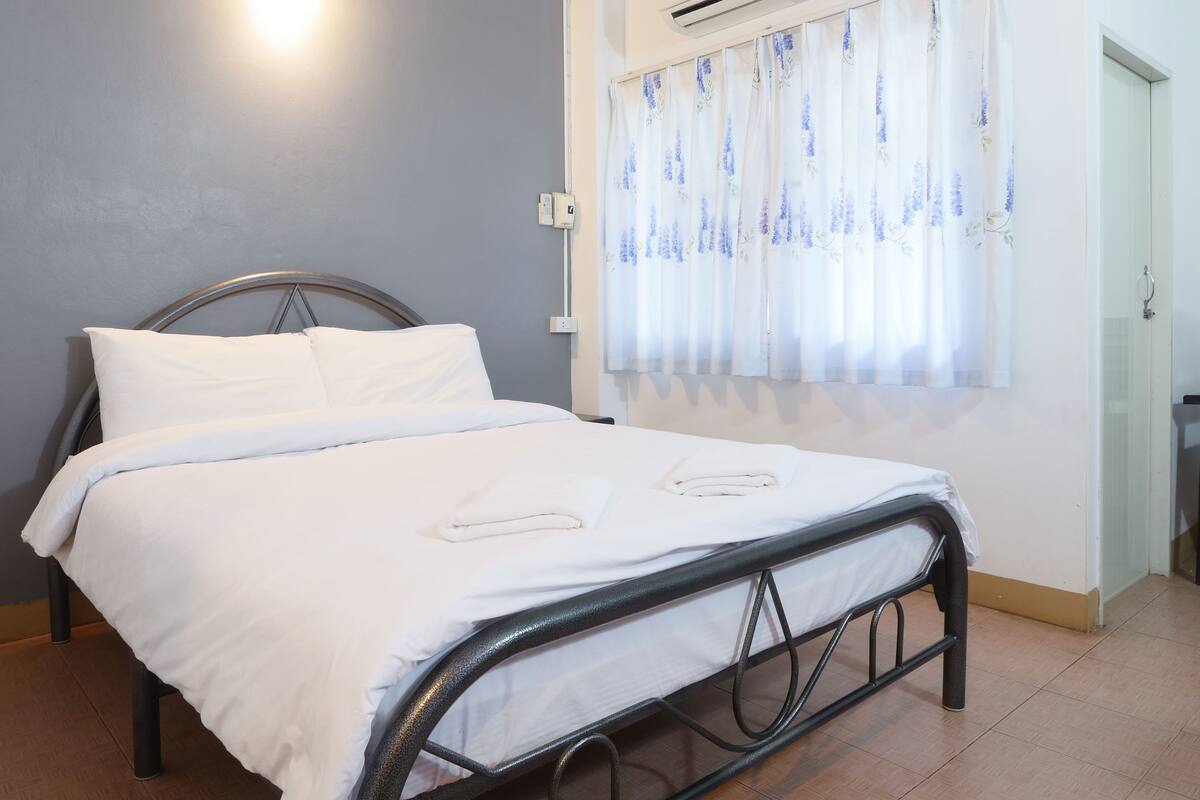 Standard Double Room | Espacio para trabajar con laptop, camas extra y wifi gratis