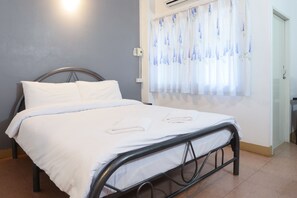 Standard Double Room | Ruang kerja ramah laptop, tempat tidur lipat/tambahan, dan Wi-Fi gratis
