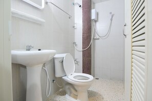 Standard Double Room | Banheiro | Chuveiro, produtos de toalete grátis, toalhas de banho 