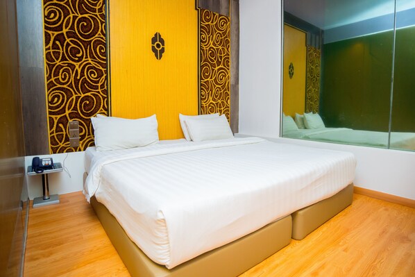 Superior Room, 1 King Bed | Iron/ironing board, free WiFi - Hotel Holmes Johor Jaya (Johor Bahru)