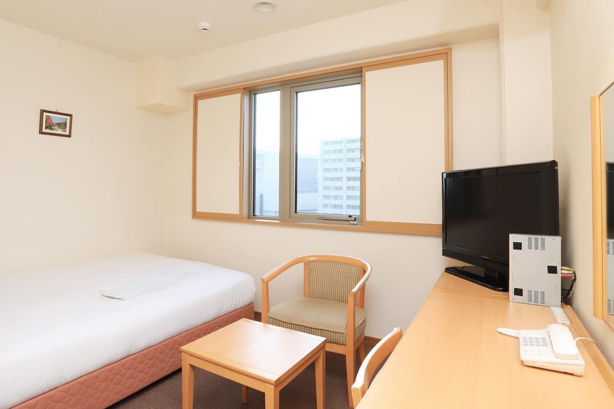 Down comforters, desk, laptop workspace, WiFi (free)