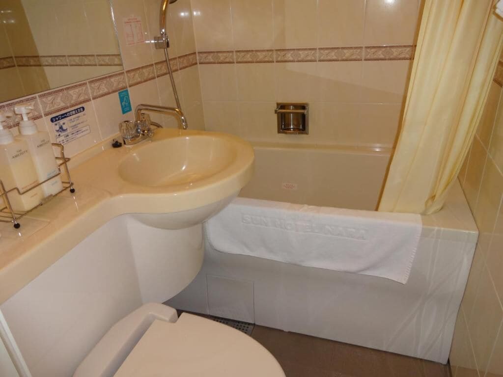 combined shower/bathtub, free toiletries, hair dryer, slippers