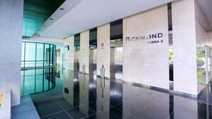 Un bâtiment moderne avec une entrée en verre et une enseigne indiquant « Richmond EXPO 3 ».