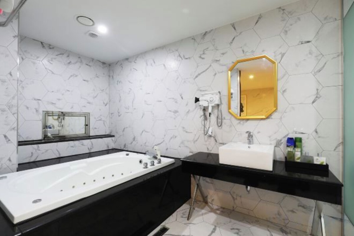 Bathroom | Combined shower/tub, free toiletries, hair dryer