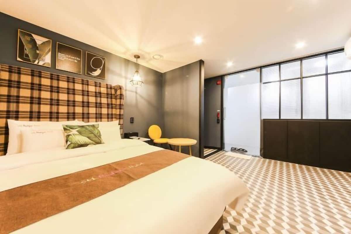 Desk, free WiFi, bed sheets