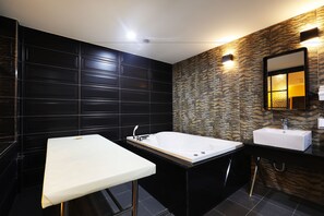 Room (VIP, Check-in: Fri&Sun 8 PM, Sat 10 PM) | Bathroom | Combined shower/tub, free toiletries, hair dryer - SM Boutique Hotel (Seoul)