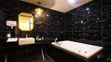 Deluxe Room (Check-in: Fri&Sun 8 PM, Sat 10 PM) | Bathroom | Combined shower/tub, free toiletries, hair dryer