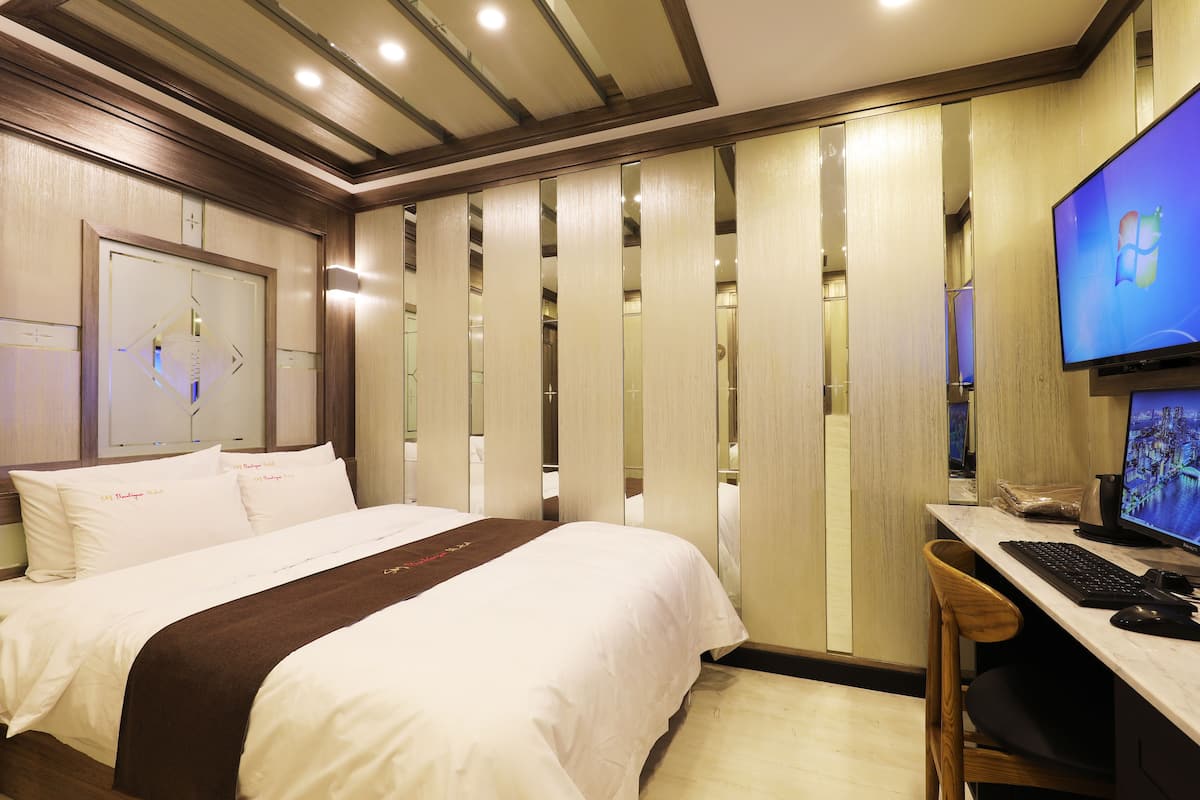 Escritorio, wifi gratis y ropa de cama
