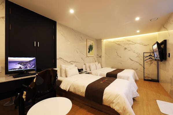 Room (Sweet, Check-in: Fri&Sun 8 PM, Sat 10 PM) | Escritorio, wifi gratis y ropa de cama 