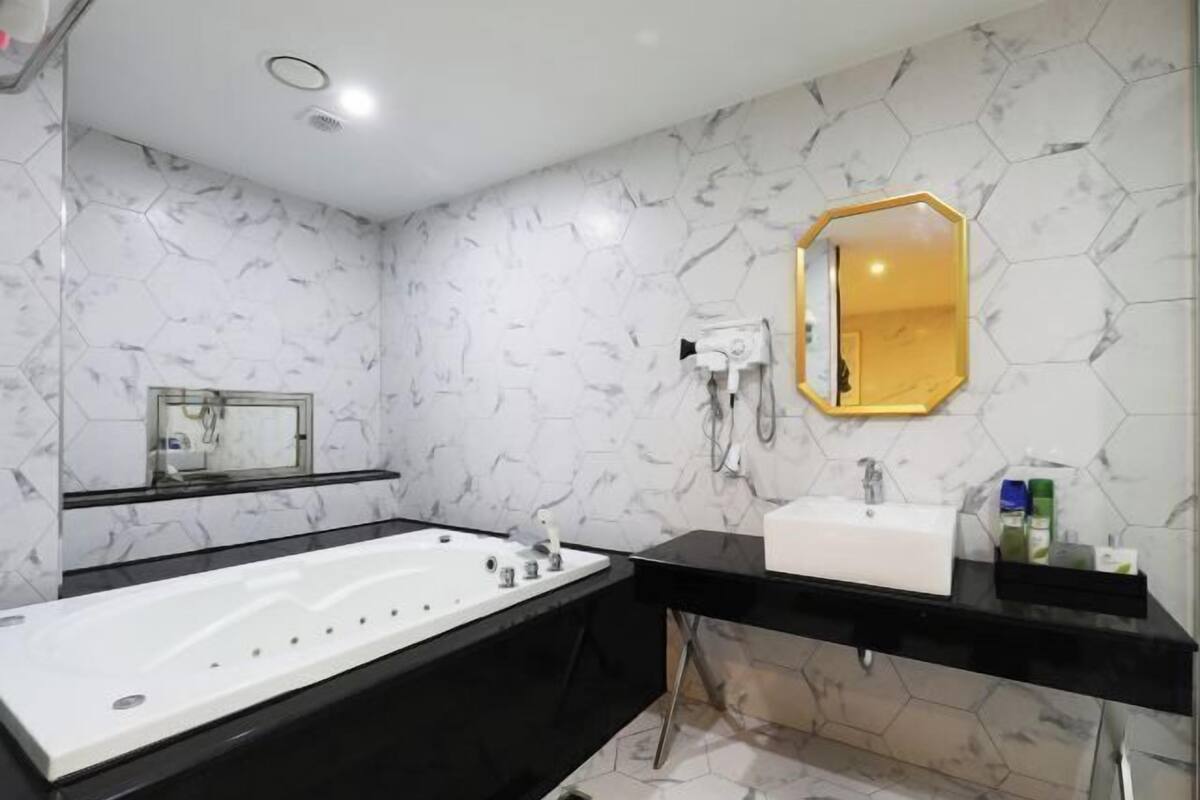 Bañera con ducha, artículos de tocador gratuitos, secador de pelo