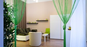 Quarto triplo standard (1065 Budapest Nagymezo str 25) | Banheiro | Chuveiro, produtos de toalete grátis, secador de cabelo 