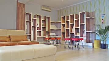 Área de estar no saguão