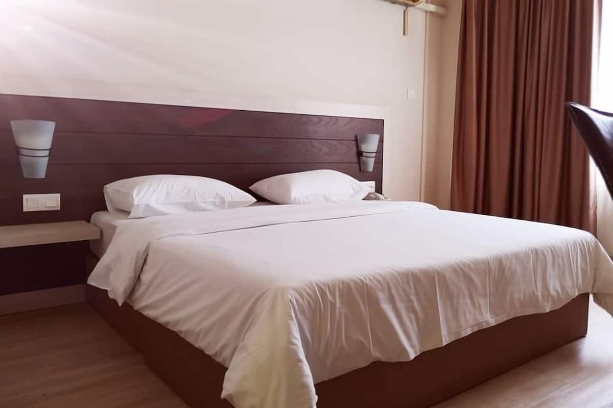 Deluxe Room | Desk, iron/ironing board (on request), WiFi (free)