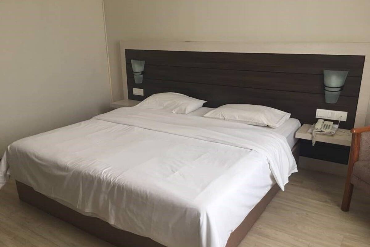 Superior Suite, 1 Queen Bed | Desk, iron/ironing board (on request), WiFi (free)