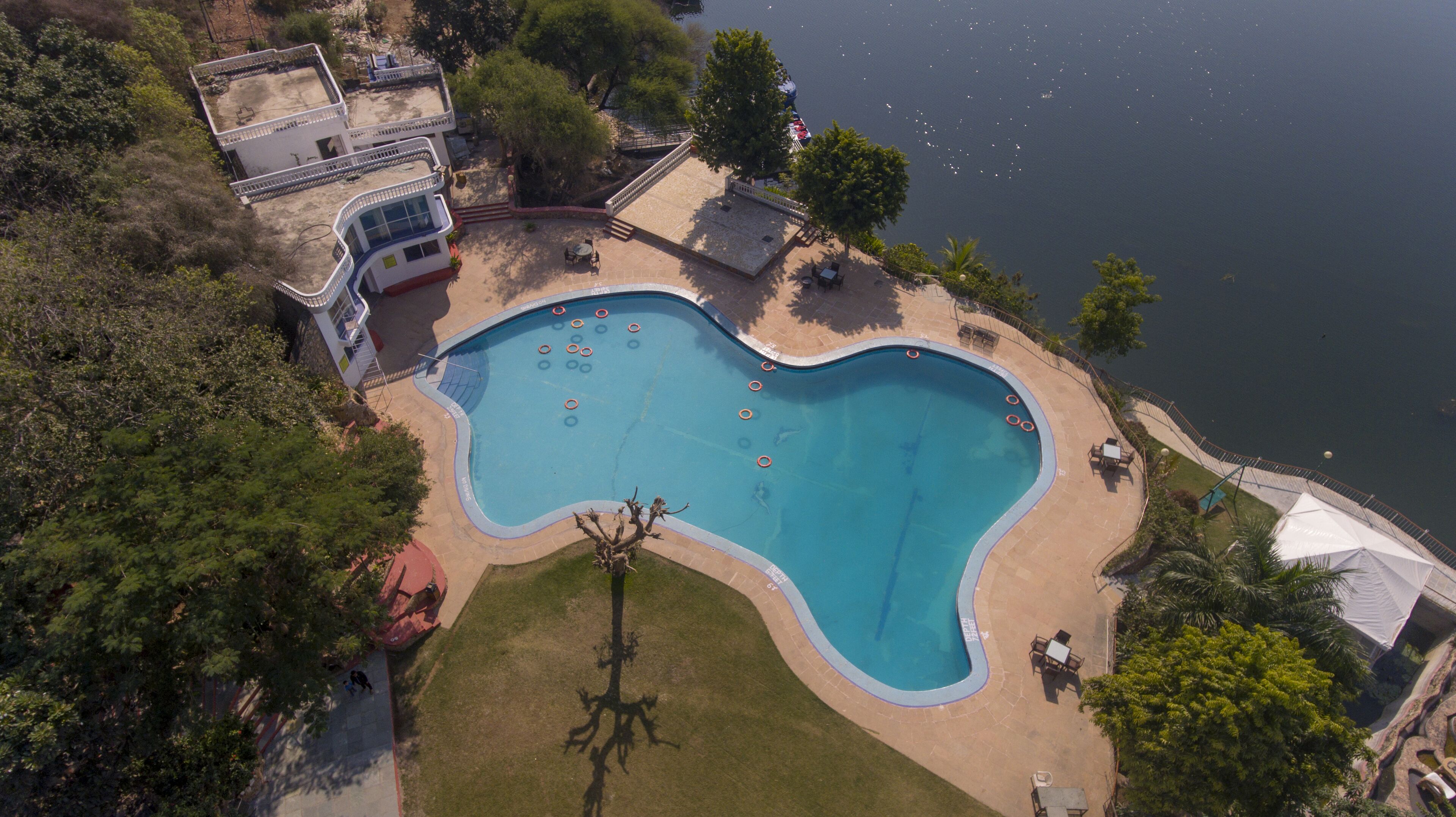 Una piscina al aire libre, sillones reclinables de piscina