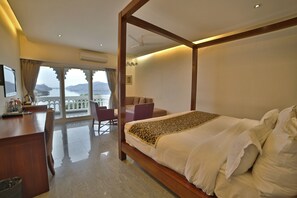 Quarto luxo, 1 quarto, sacada | Lençóis italianos Frette, roupas de cama premium, edredons de pluma