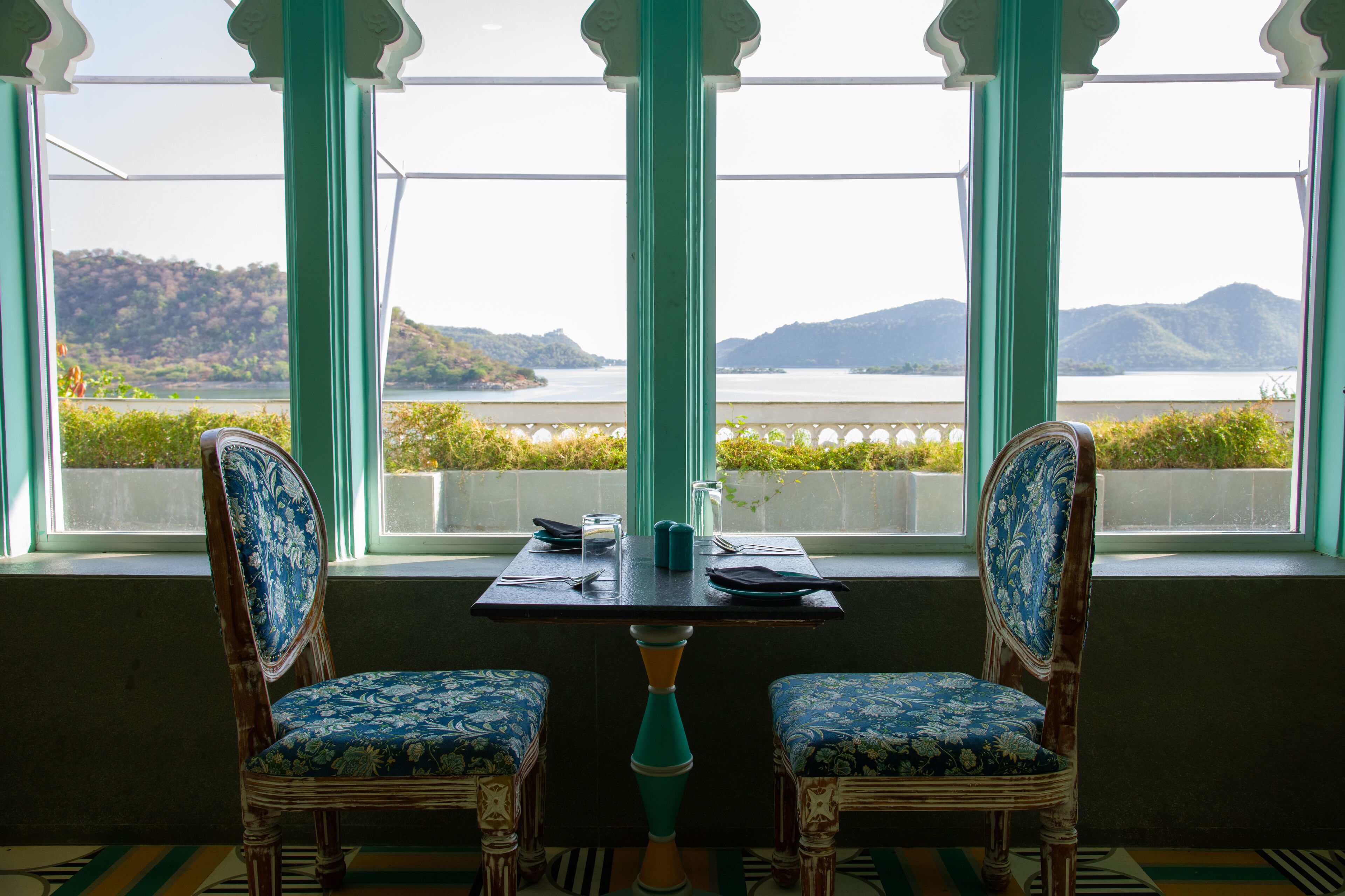 朝食 (ビュッフェ)、毎日提供 (1 名様 550 INR)