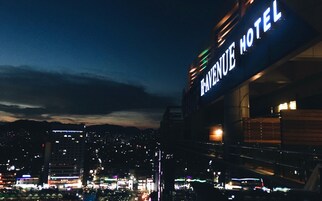 Fachada de la propiedad por la tarde o noche