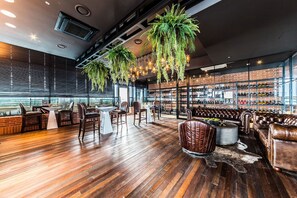 葡萄酒酒吧、海滩景观、每天营业