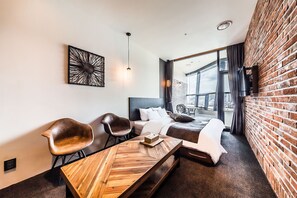 3rd Avenue - Ocean Balcony | เครื่องนอนระดับพรีเมียม, ผ้านวมขนเป็ด, เตียงเมมโมรีโฟม, ผ้าม่านกันแสง