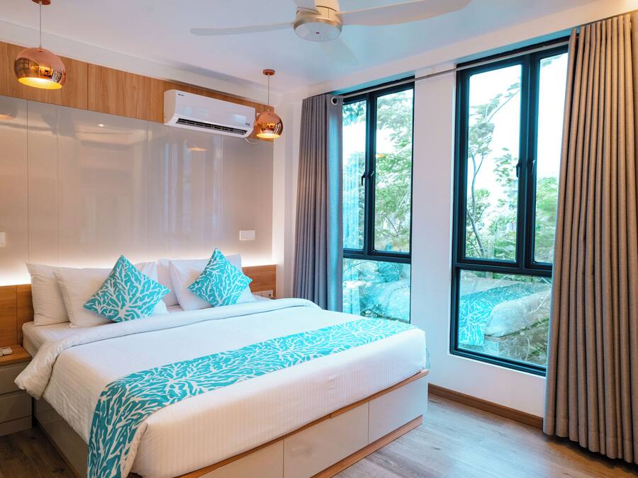 Quarto casal luxo, 1 cama King | Frigobar, cofres nos quartos, escrivaninha