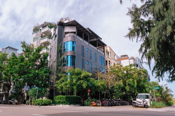 Un edificio moderno con varios pisos, ventanas amplias y balcones.