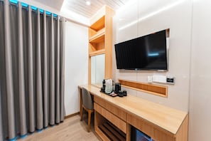 Deluxe Double Room, 1 King Bed | Minibar, in-room safe, desk, iron/ironing board