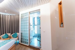 Superior Double Room, 1 King Bed | Minibar, in-room safe, desk, iron/ironing board