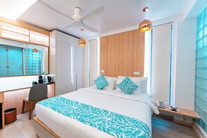 Habitación doble estándar | Minibar, caja de seguridad en la habitación y escritorio 