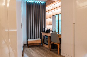 Deluxe Twin Room, 2 Twin Beds | Mini-refrigerator