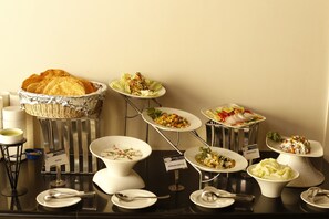 Café da manhã com buffet todos os dias (INR 350 por pessoa) 