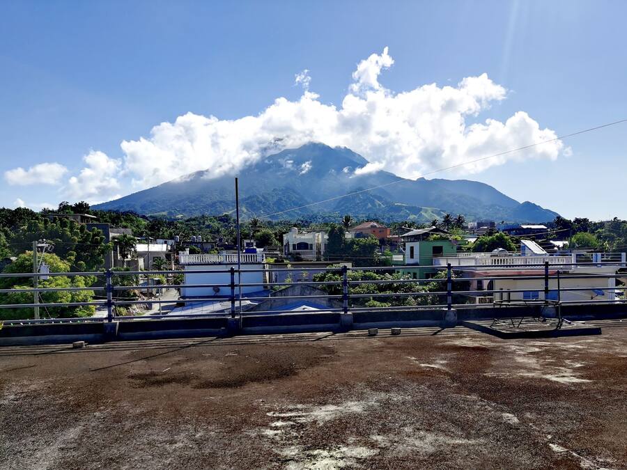 Zona residencial con casas y una montaña al fondo.