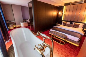 Deluxe Suite | Minibar, in-room safe, desk, soundproofing