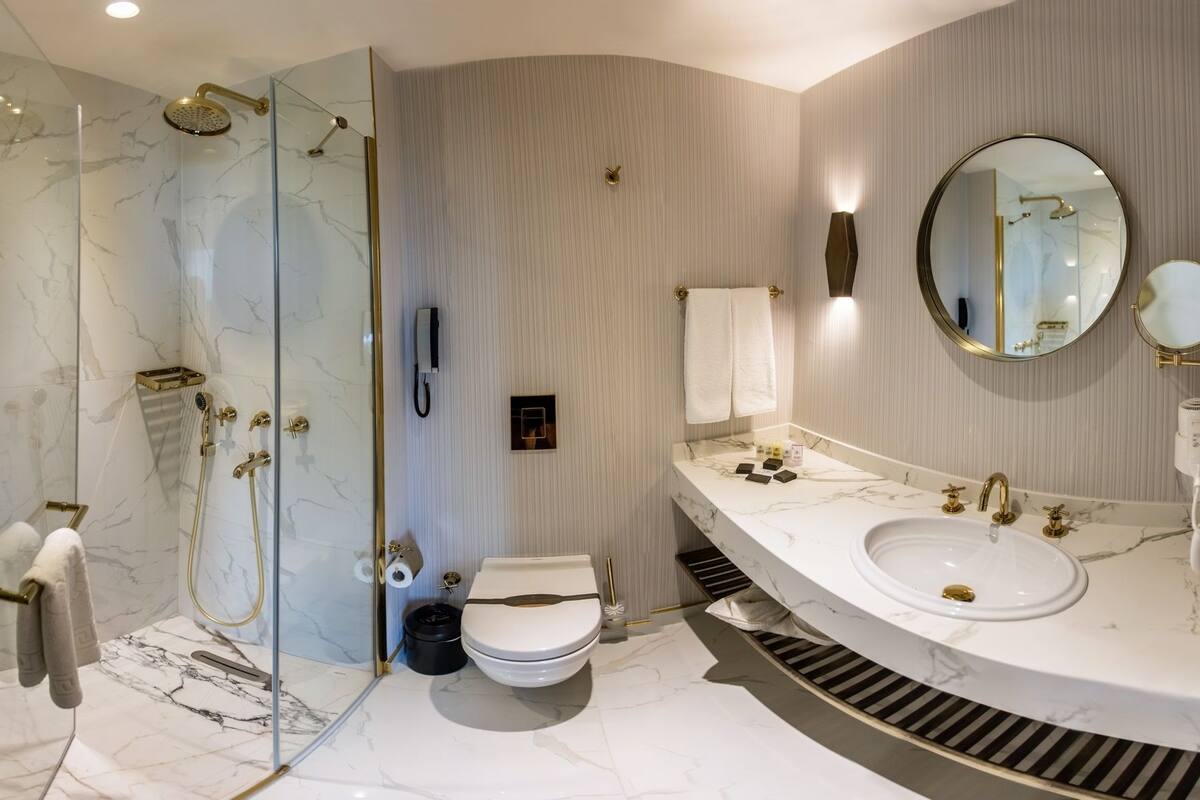 deluxe double room | bathroom | shower, free toiletries, hair dryer, slippers