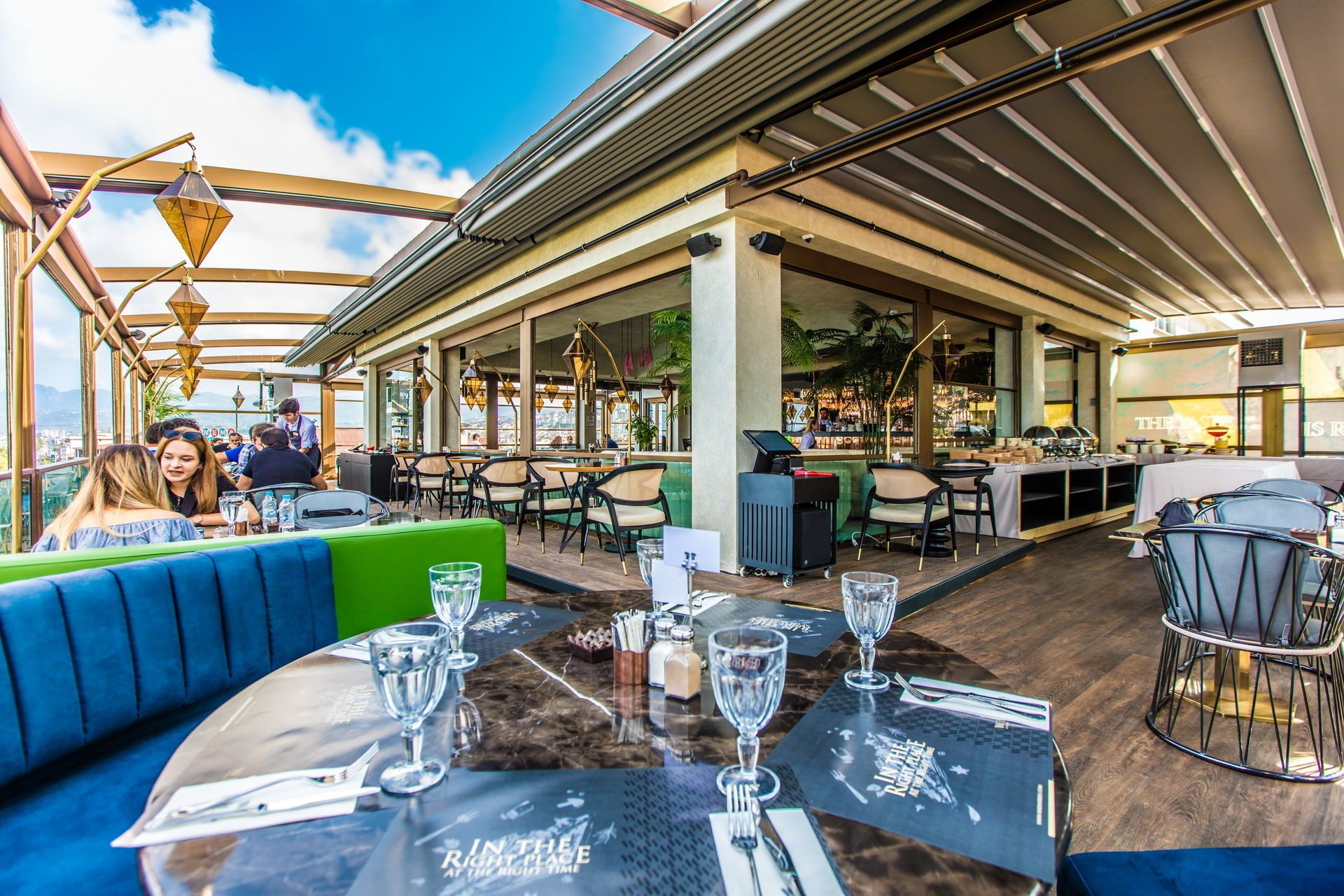 Un restaurant en plein air avec des places assises, des tables et un espace bar.