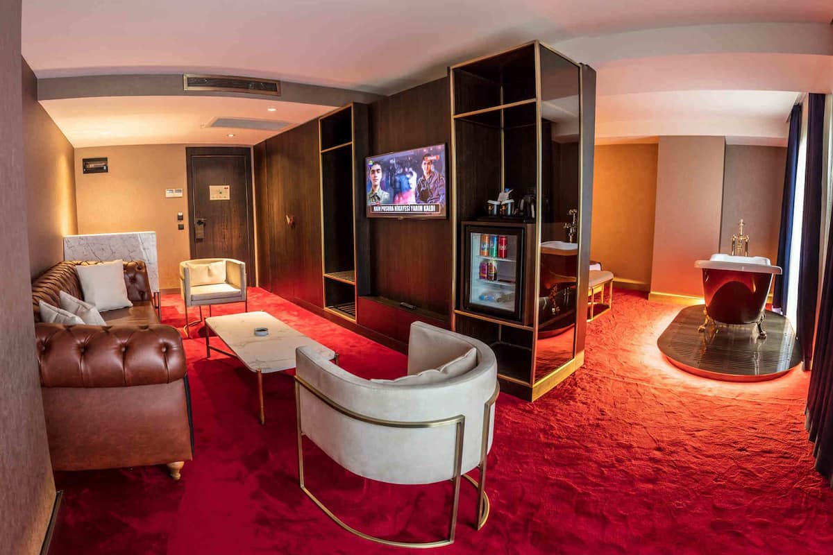 deluxe suite | 1 bedroom, minibar, in-room safe, desk