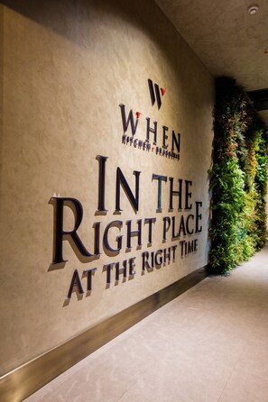 Serveert ontbijt, lunch, diner, Turkse gerechten