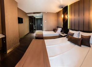 標準三人房 | 1 間臥室、迷你吧、客房內保險箱、書桌