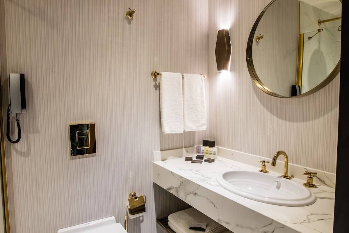 standard single room | bathroom | shower, free toiletries, hair dryer, slippers