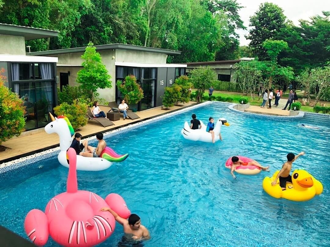 Piscina externa, funciona das 8h às 20h, espreguiçadeiras